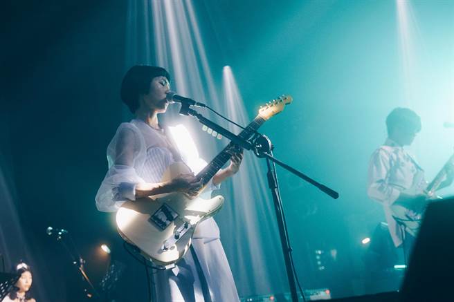 浅堤乐团主唱依玲。(浅堤提供)