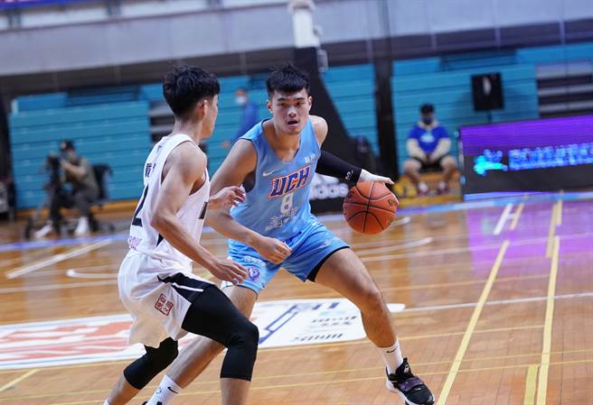 健行科大陈范柏彦（右）29分、13篮板，达成生涯500篮板里程碑。（大专体总提供）