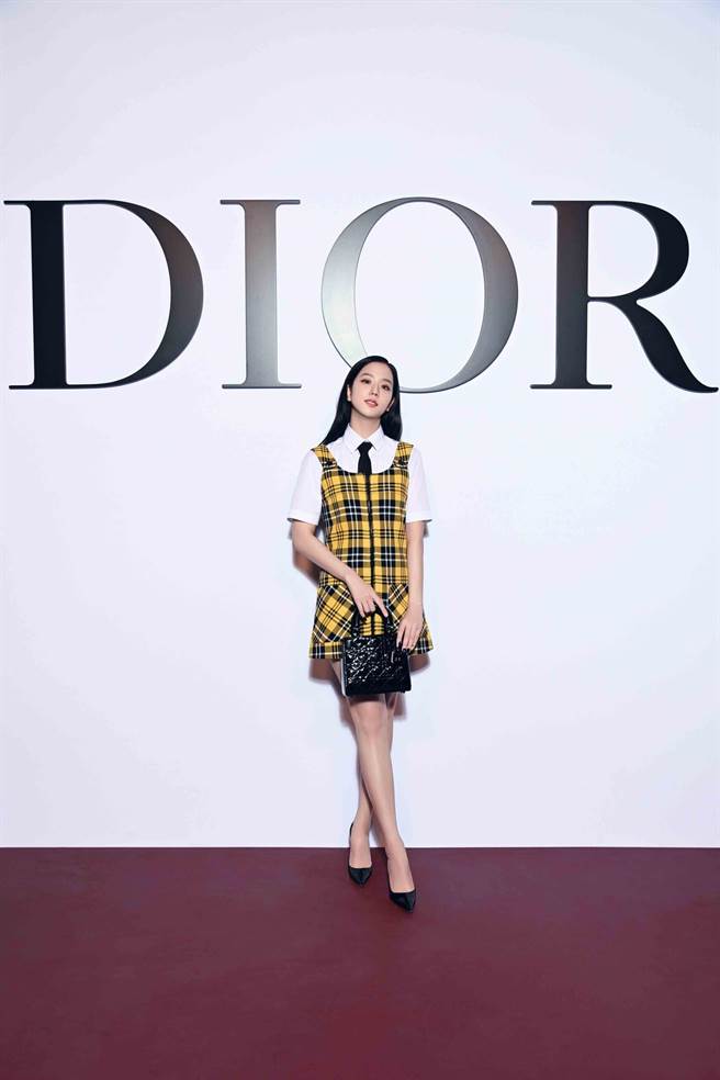 BLACKPINK成員Jisoo以黃色格紋裙裝，搭配Lady Dior手袋，化身青春洋溢的學生妹。（DIOR提供）