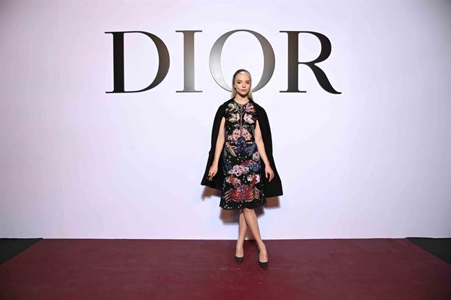 安雅泰勒喬伊以彩色刺繡裙，搭配黑色大衣出席DIOR 2022秋冬女裝系列秀場。（DIOR提供）