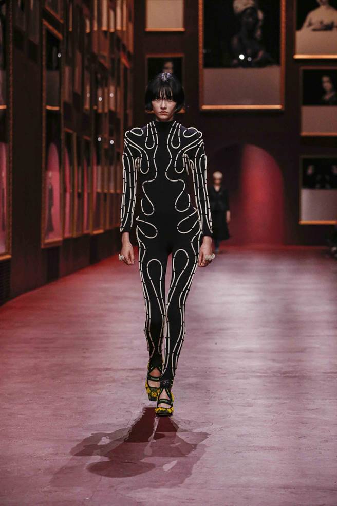 本季DIOR 與科技公司D-Air 實驗室合作推出科技感十足的服裝。（DIOR提供）