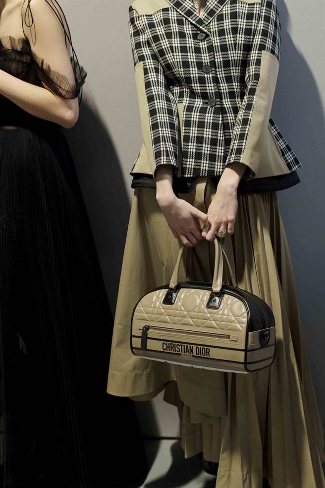 本季Dior Vibe也推出不同面貌，以融入日常穿搭。（DIOR提供）