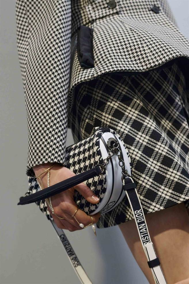 本季包款推出全新面貌，相信又會引起一波討論。（DIOR提供）