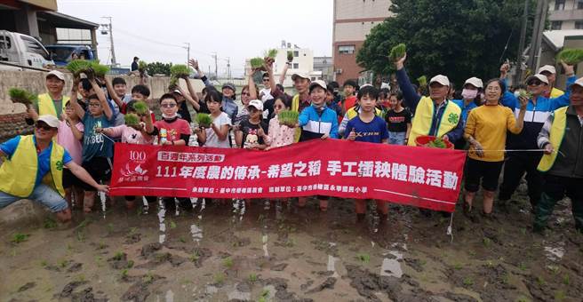 梧栖区农会2日举办「农的传承希望之稻，手工插秧体验」活动，身体力行难得春耕的机会教育。（民眾提供）