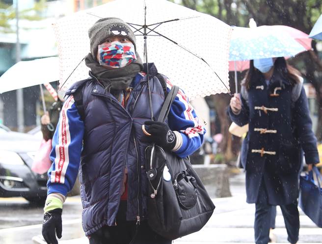 气象局表示，周六(5日)起东北季风再度增强，北台湾天气转湿凉，清晨最低温恐只剩10度。(陈俊吉摄)
