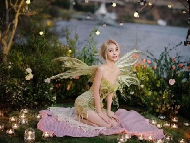 Angelababy拍摄一系列精灵照，其中也有以海边为背景的美照。（图／取自微博）