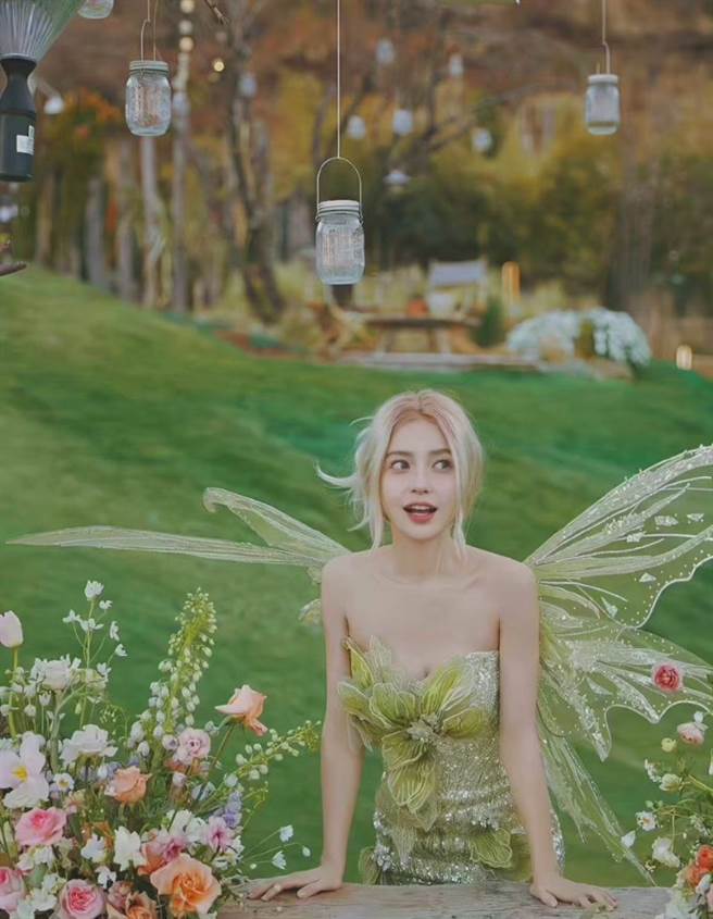 Angelababy低胸短裙精灵造型非常性感。（图／取自微博）