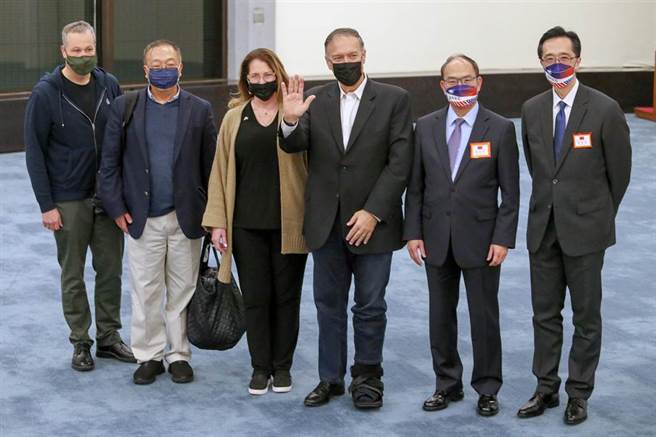 前美国国务卿蓬佩奥（Mike Pompeo）（右三）协同夫人苏珊（Susan Pompeo）（左三）等一行人访问台湾，于2日晚间搭乘联合航空公司UA-871航班抵台，班机在晚间7时38分降落在桃园国际机场，外交部次长政务次长曾厚仁（右二）代表接机。（陈麒全摄）