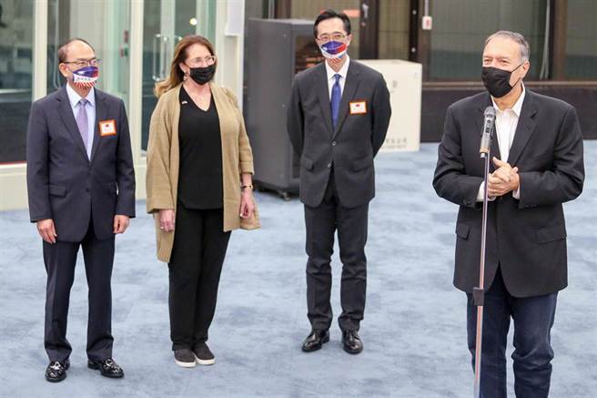 前美国国务卿蓬佩奥（Mike Pompeo，右一）等一行人访问台湾，于2日晚间搭乘联合航空公司UA-871航班抵台，蓬佩奥简短的发表谈话表示，很早以前就想来拜访台湾民眾，非常期待后续的行程可以跟台湾政商界及民眾碰面，除祝福大家有个美好的夜晚，也表示明天将有更多拜会行程，届时会与大家聊得更多。（陈麒全摄）