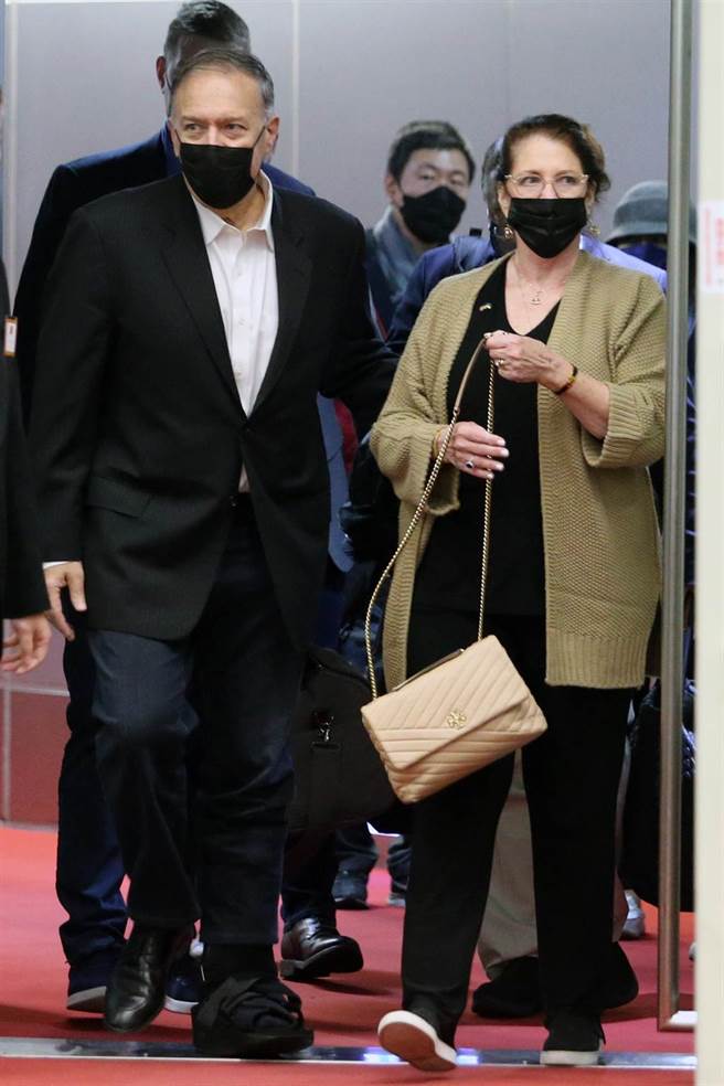 前美国国务卿蓬佩奥（Mike Pompeo）（左）协同夫人苏珊（Susan Pompeo）（右）等一行人访问台湾，于2日晚间搭乘联合航空公司UA-871航班抵台，班机在晚间7时38分降落在桃园国际机场。（陈麒全摄）