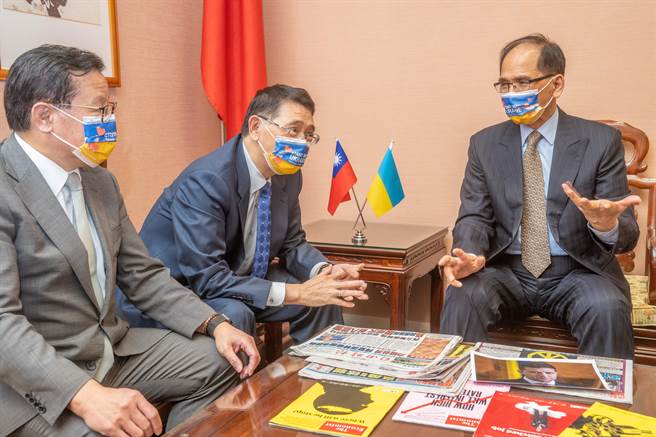 立法院长游锡堃今宣布以个人身分捐出1个月所得，下午也召集立法院秘书长林志嘉研商，决定併同立法院名义共捐出新台币1百万元，至财团法人赈灾基金会的赈济乌克兰专户。(照片来源：立法院长办公室提供)