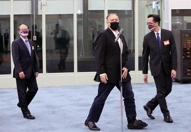 蓬佩奥(中)的左脚似乎穿着护具，但不影响行走。（陈麒全摄）