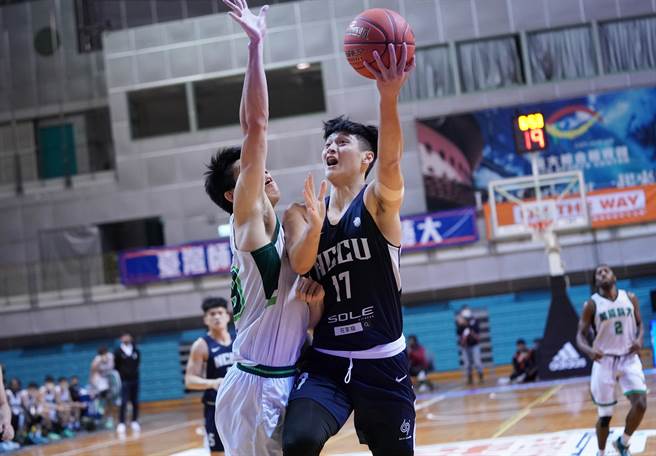 政治大學蔡宸綱（右）23分、7籃板。（大專體總提供）