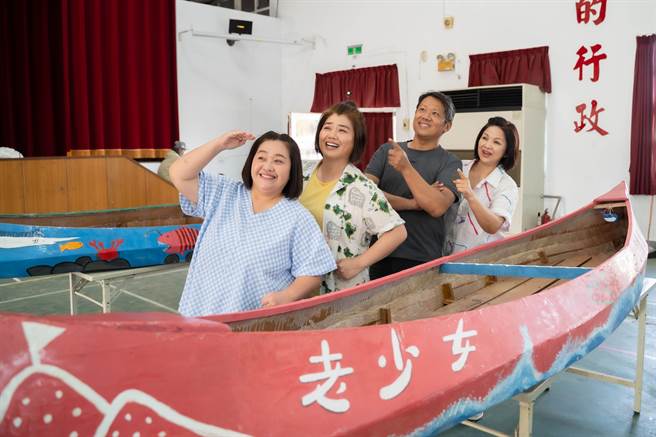 杨贵媚、锺欣凌、严艺文挽起袖子向知名的大沐老师学习制作独木舟。（桂田文化艺术基金会提供）