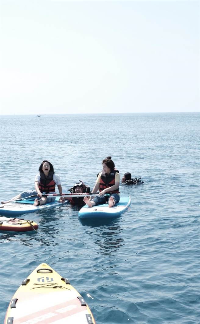 杨贵媚、锺欣凌、严艺文为实境节目《老少女奇遇记》到小琉球出外景，还造船出航。（桂田文化艺术基金会提供）