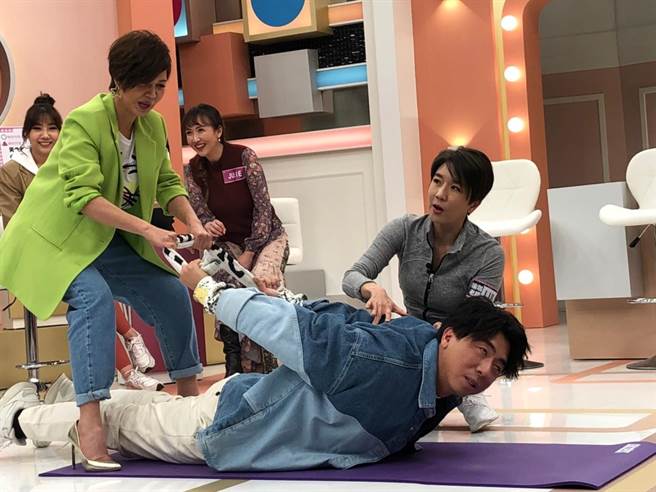 Lulu老师指导主持人梁赫群与于子育示范瑜珈。（民视提供）