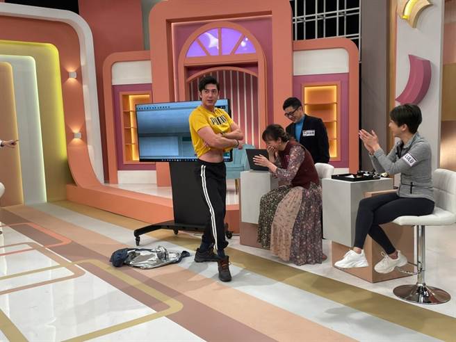 舞阳对着Julie跳猛男秀。（民视提供）