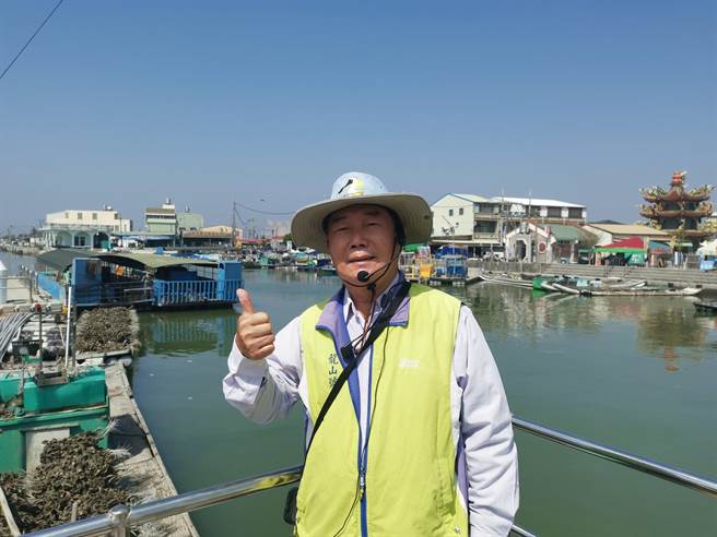 萧顺隆退休前是工程技士，因为对生态旅游有兴趣，退休后考取导游领队资格，现担任七股舄湖观光船导览解说员。(刘秀芬摄)