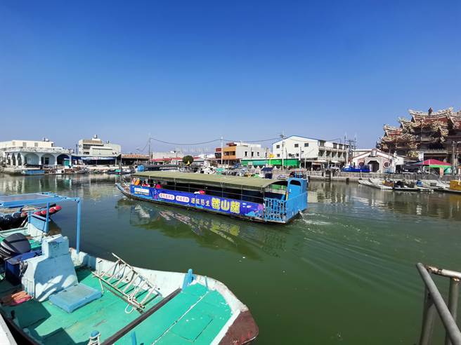 近年来生态旅游风潮盛行，搭船游七股舄湖是台南市府力推旅游活动。(刘秀芬摄)