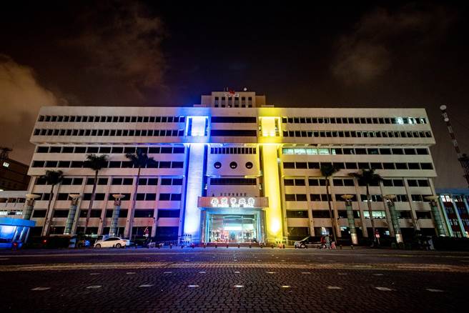 挺烏克蘭，桃市府外牆點亮象徵烏克蘭國旗的藍黃燈。（市府提供／蔡依珍桃園傳真）