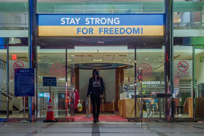 挺烏克蘭，桃市府外牆點亮象徵烏克蘭國旗的藍黃燈。（市府提供／蔡依珍桃園傳真）