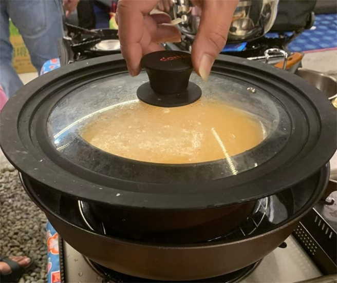 一名網友表示，老婆做蒸蛋結果半小時都沒熟，好奇到底哪裡出錯？照片曝光讓萬人笑翻，直呼天才。(圖/截自臉書爆料公社)