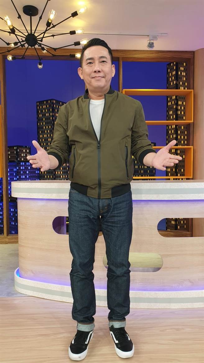 屈中恒久坐又熬夜，延误就医差点出事。（卫视中文台提供）