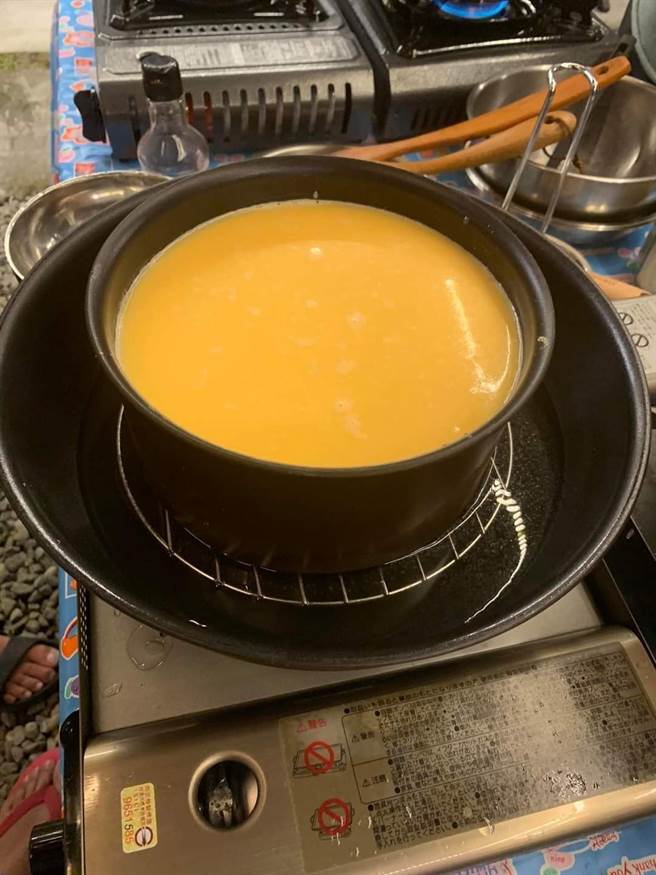 網友點出，由於外鍋比內鍋淺，當然蒸不熟。(圖/截自臉書爆料公社)