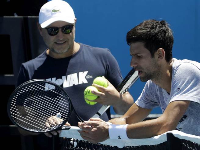 網球教練瓦伊達(左)與喬柯維奇合作長達15年，幫助他拿下20座大滿貫冠軍。（美聯社資料照）
