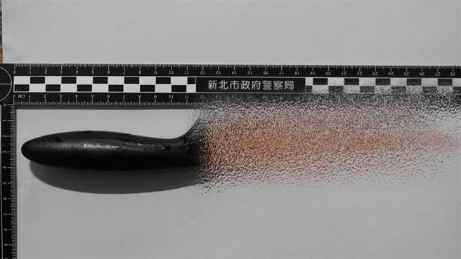 新莊男砍傷前妻所用刀子。（翻攝照片／戴上容新北傳真）