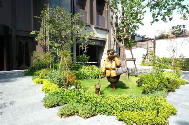 艺术品在「谦臻邸」融入社区中，雕塑大师余灯铨的作品「都会女郎」和「胖女人」成亮眼地标。（卢金足摄）