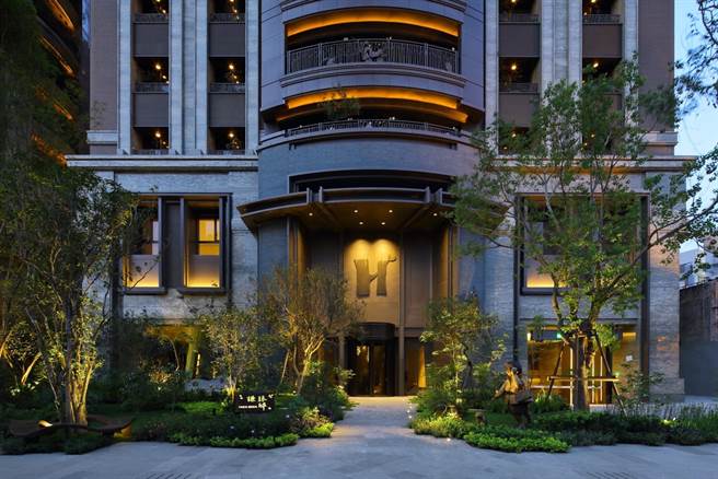 「谦臻邸」正迎60米市政路林荫大道，天生豪宅门牌，直到近期冠德建设才同意释出保留户别，在豪宅市场掀起热议。（冠德提供／卢金足台中传真）