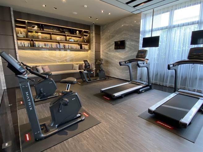 「冠德文心绽」媲美豪宅等级的公设有图书馆、室内泳池、健身房、茶屋、棋艺室、视听室等。（卢金足摄）