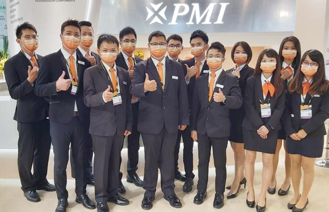 银泰科技处长洪圣哲（前排右四）与团队共贺工具机展圆满成功。图／黄台中