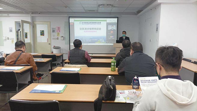 台灣空氣品質健康安全協會理事長沈世宏（右前方穿西裝者）宣布國內空氣清淨機標章認證工作正式啟動。圖／業者提供