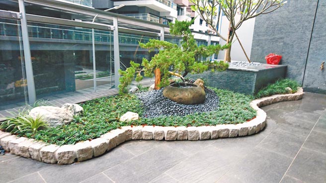 寶銳特殊專利的「生長座」設計，其採自行研發的介質種植植物，可以二年不修剪，且生長座耐壓，一片最多可承重13公噸。圖／林宜蓁