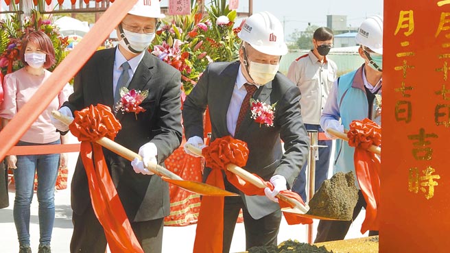 生合二廠在董事長楊連傳（右）帶領下舉行動土典禮。圖／生合提供