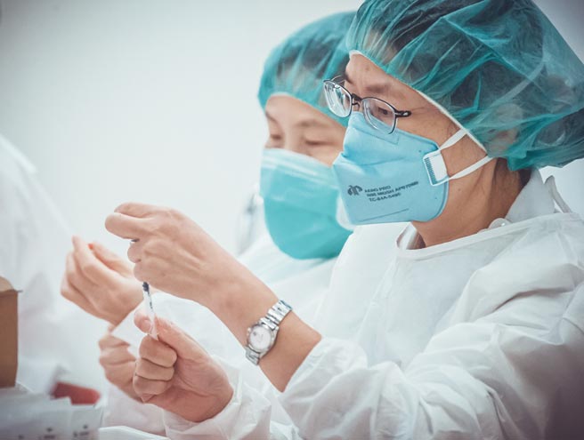 兆丰银行为感谢医护人员为防疫所付出的辛劳，特别推出「医护人员线上信贷优惠」方案。图／本报资料照片