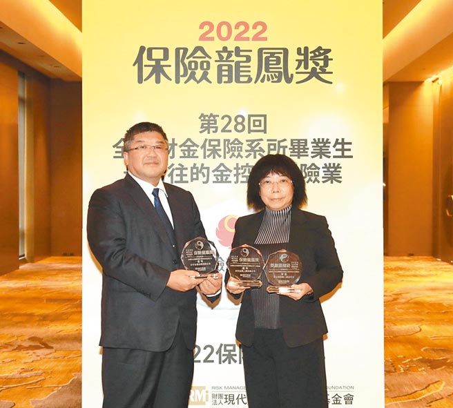 合库银行总经理林衍茂（左）、合库人寿总经理沈玫君（右）代表受奖。图／合库银行提供