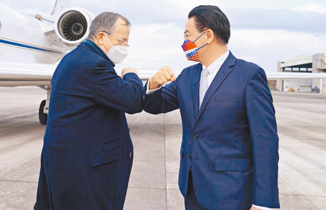 美国前参谋首长联席会议主席穆伦（Michael Glenn Mullen，左）1日率团访台，代表团专机抵达松山机场后，外交部长吴钊燮（右）到机坪迎接。（外交部提供）