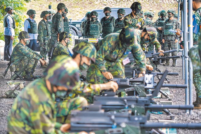 针对立法院法制局建议政府恢復徵兵制，国防部长邱国正表示，任何议题都可讨论，他不排斥，重点就是建军备战。图为109年蔡英文总统视导后备教召员训练实况。（总统府提供）