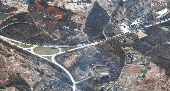 衛星圖像顯示，俄軍車隊2月28日在烏克蘭首都基輔北方綿延64公里。（路透）