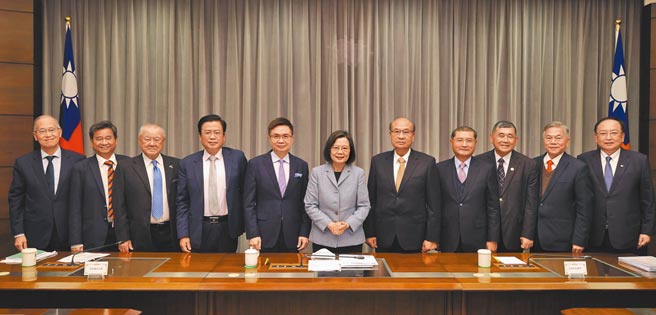 蔡英文总统接见「八大工商团体理事长」。面对近来外界关注的俄乌情势发展，蔡英文说，政府会持续掌握，并且密切关注国内能源、粮食、物价及股匯市的变化。（总统府提供）