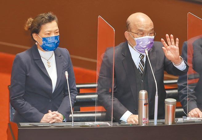 行政院长苏贞昌（右）1日赴立法院报告「日本福岛周边食品输入管制措施」。（姚志平摄）