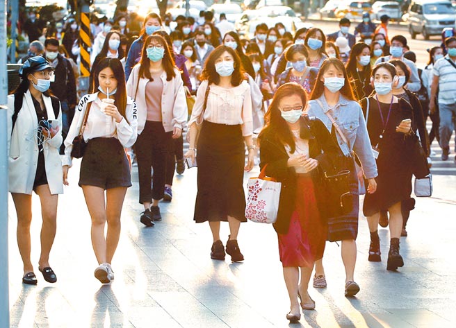 攸关劳工退休金的劳动基金，受到全球通膨引起升息压力，1月份劳动基金投资大亏1095亿。图为下班时刻的上班族。（本报资料照片）