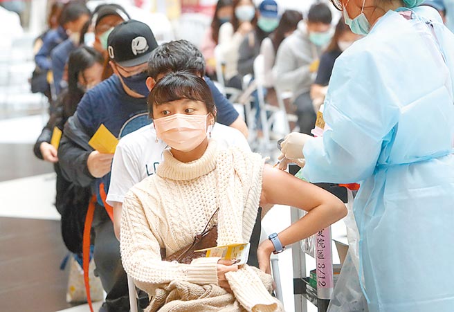 228連假，疫苗接種服務不停歇。圖為民眾前往接種疫苗。（本報資料照片）