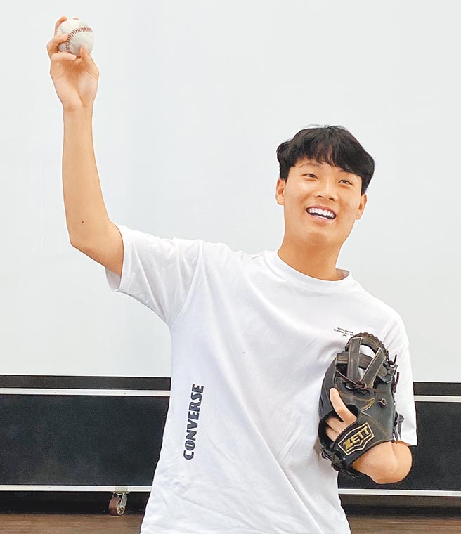 中一中棒球社投手翁子祁，在学测拿下亮眼的60级分，独家「错误笔记」建功。（陈淑芬摄）