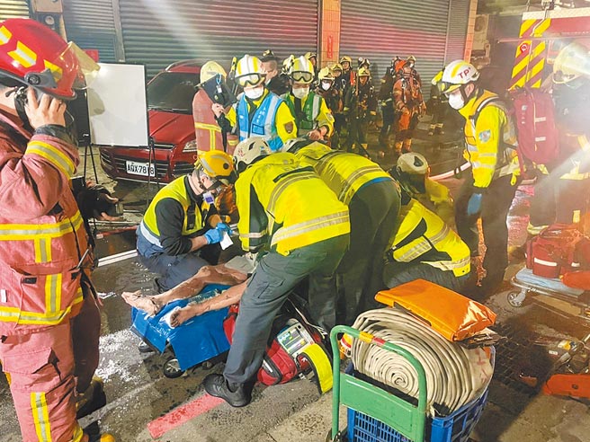 三重某公寓顶楼加盖建筑物，1日传出火警，警消扑灭火势后，于浴室内救出52岁租客吕女，经紧急送往医院急救后伤重不治。（翻摄照片／戴上容新北传真）