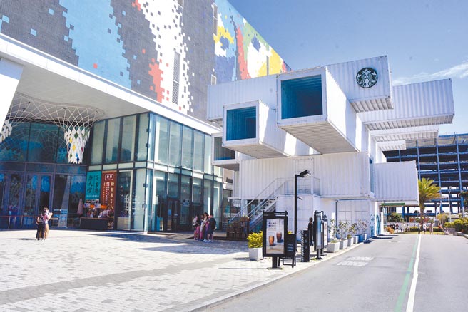 台开旗下经营的花莲新天堂乐园商场，昨已关闭。一旁的星巴克正常营业。（王志伟摄）