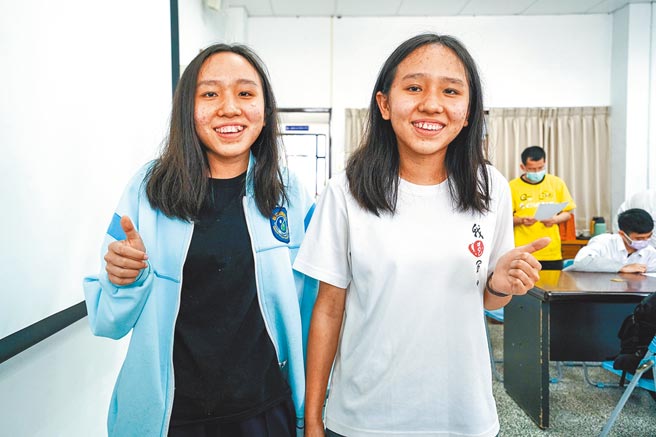 宜兰高中学生康陌禾（右）、康阡澍是双胞胎姊妹，2人不只都考取55级分，就连国、英、数、社等4科成绩都一样。（李忠一摄）